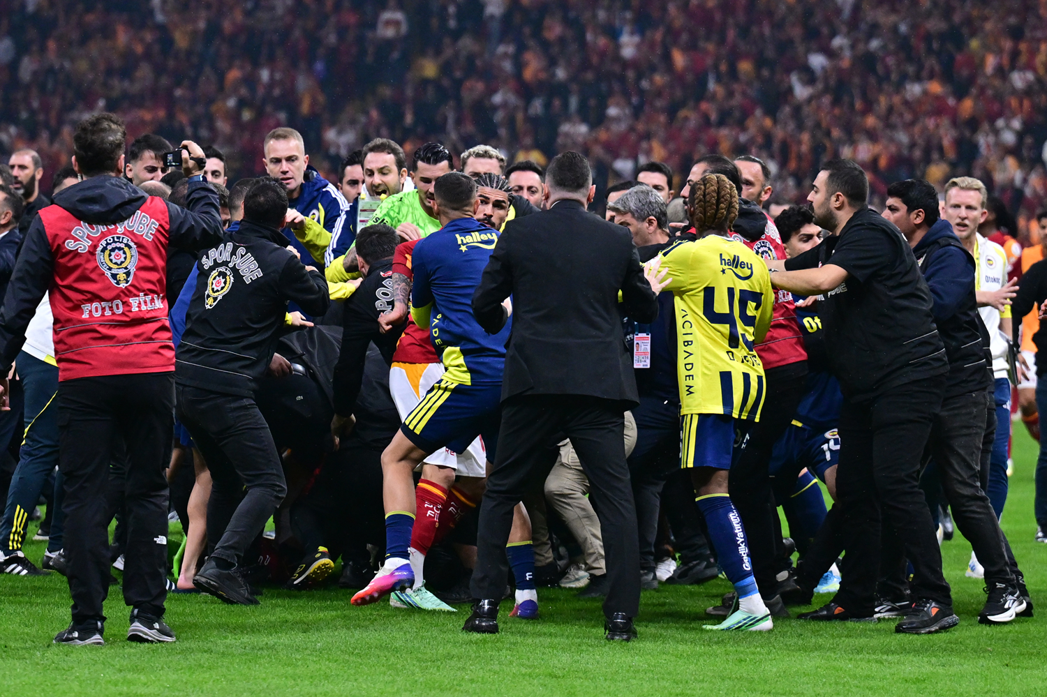 Tüm dünya Galatasaray-Fenerbahçe derbisinin ardından yaşanan kavgayı konuştu