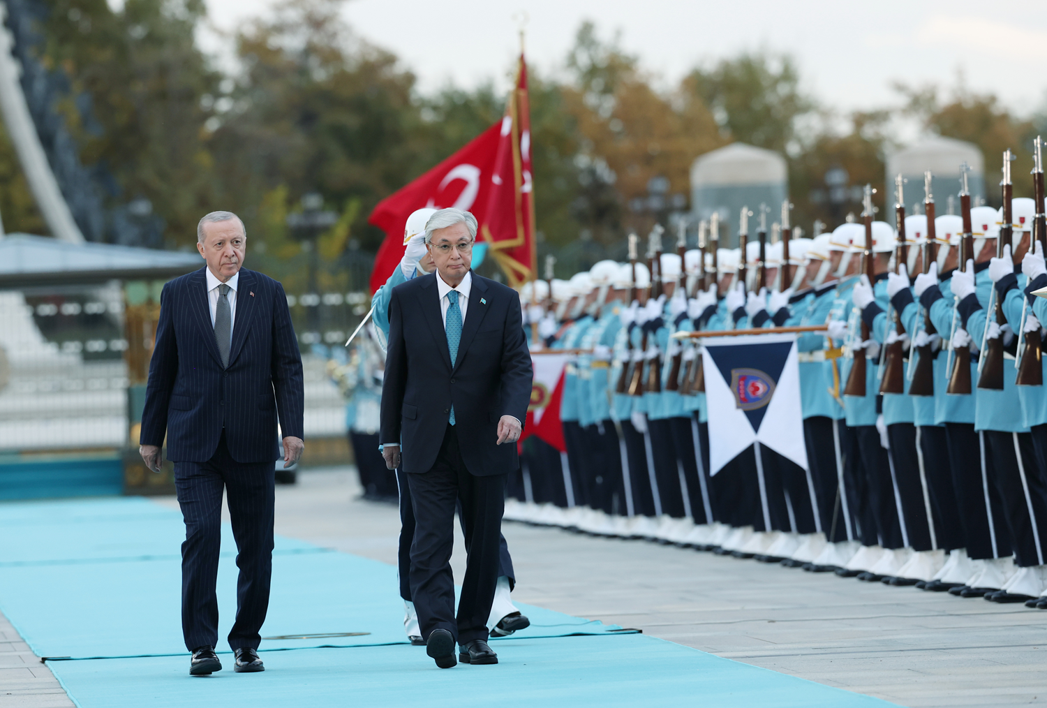 Cumhurbaşkanı Erdoğan, Kazakistan Cumhurbaşkanı Tokayev'i resmi törenle karşıladı