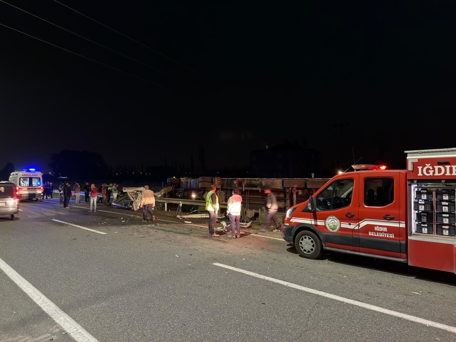 Iğdır'da çimento yüklü tır devrildi: 1 yaralı