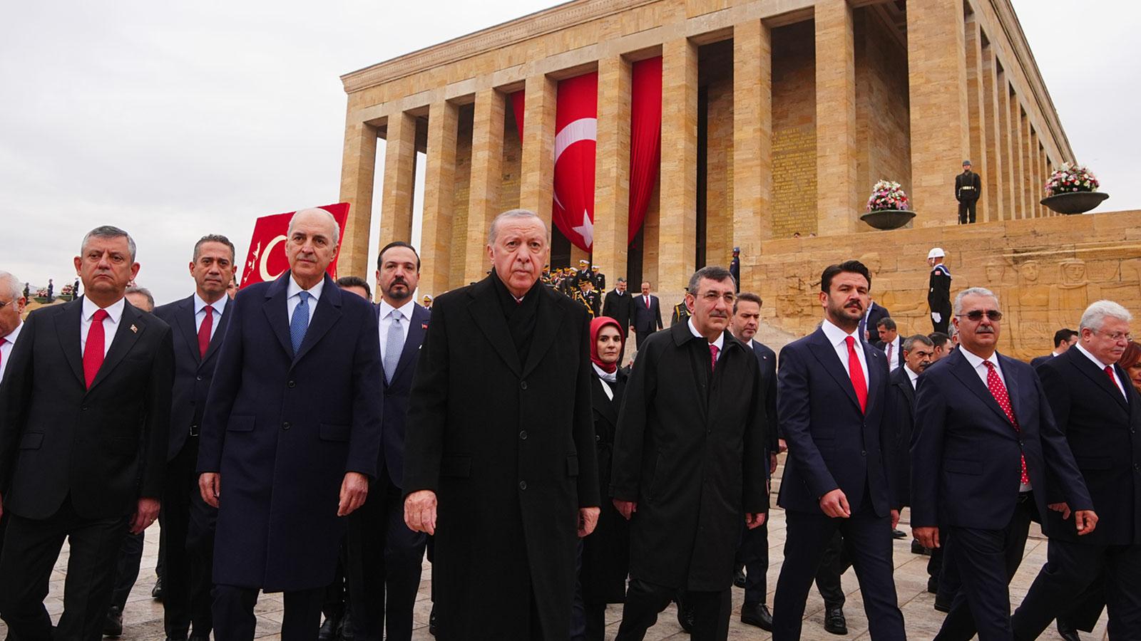 Devlet erkanı Anıtkabir'de! Başkan Erdoğan: Cumhuriyet, tarihimize yeni bir istikamet çizdi