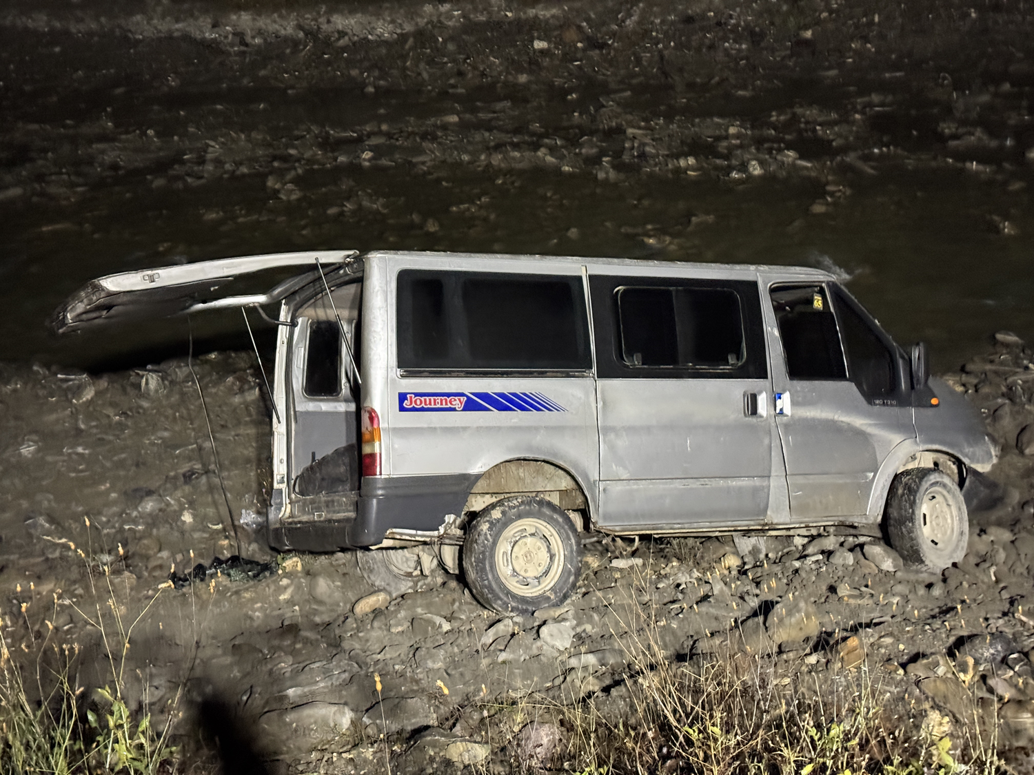 Hakkari'de düzensiz göçmenlerin bulunduğu minibüsün devrilmesi sonucu 24 kişi yaralandı