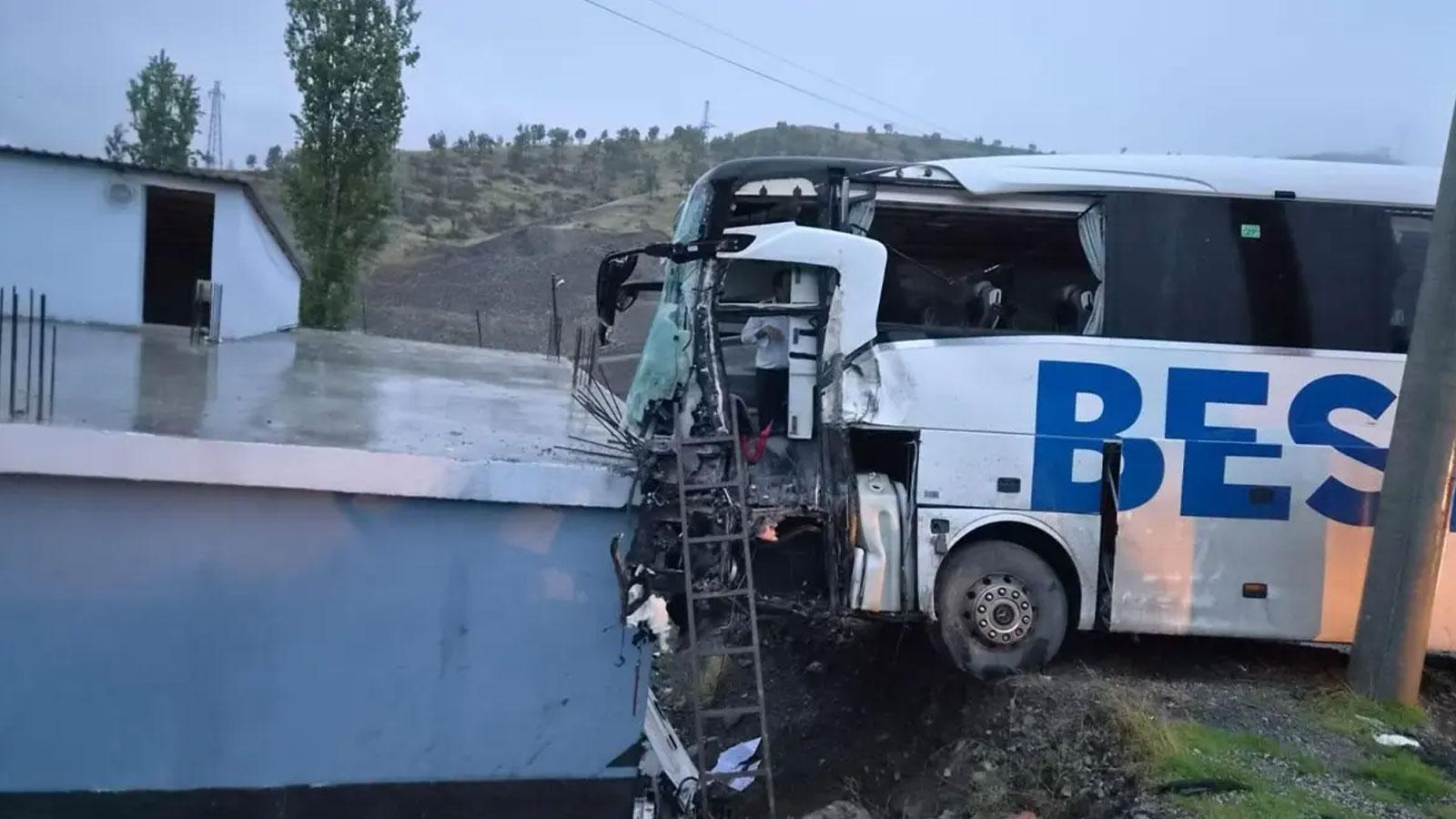 Şırnak Uludere'de yolcu otobüsü tırla çarpıştı: 15 yaralı!