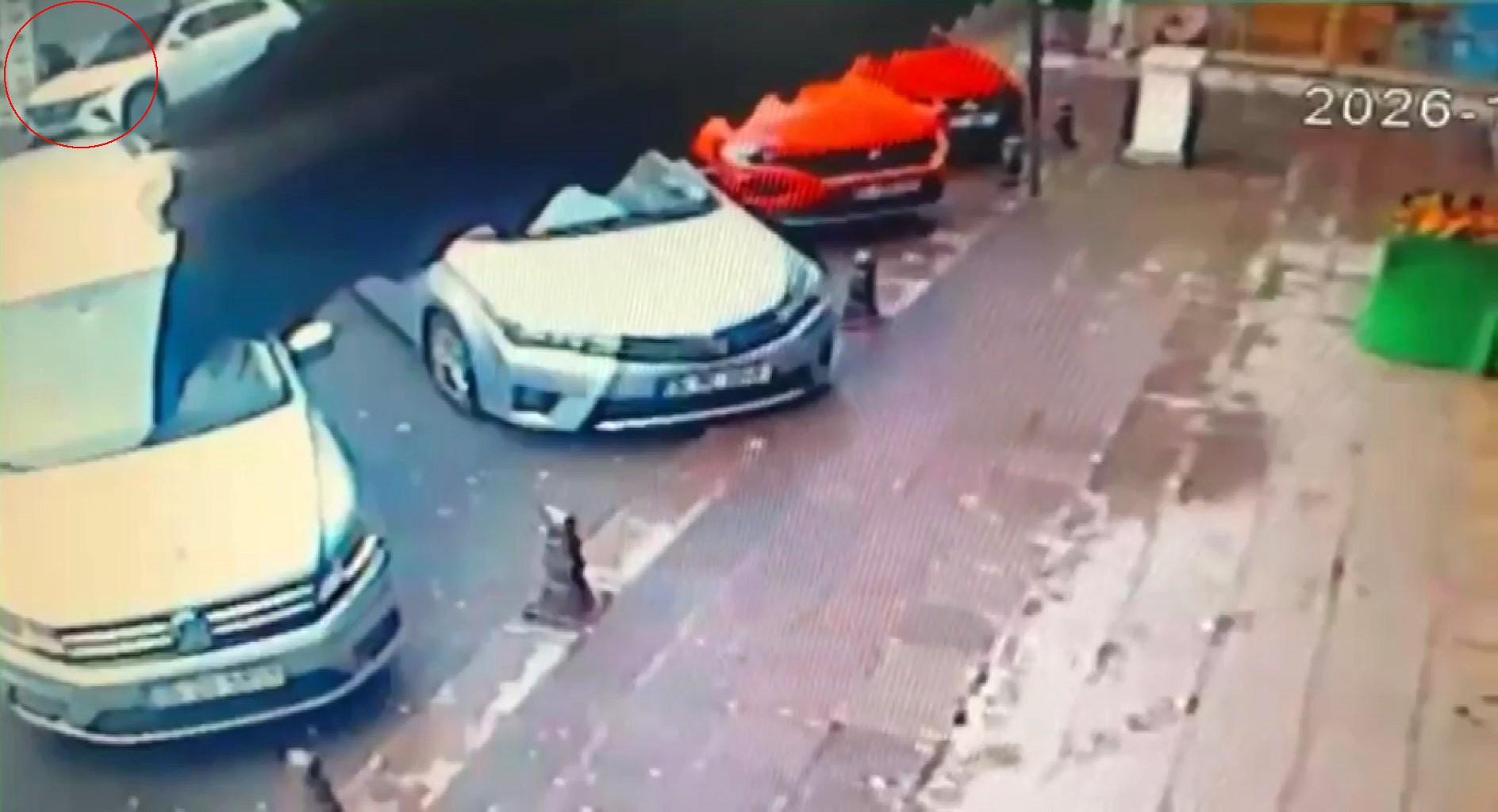 Zeytinburnu'nda esnaf ile haraç şüphelisi arasında silahlı kovalamaca