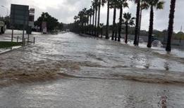 Antalya'da şiddetli yağışlar hayatı olumsuz etkiledi