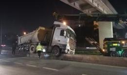 Kağıthane'de hafriyat kamyonu beton bariyerlerde mahsur kaldı