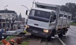 Aydın'da kaza sonucu devrilen direk altında kalan yaya yaralandı