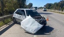 Antalya'da otomobil bariyerlere çarptı: 1 yaralı