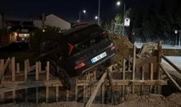 İnşaat alanına giren otomobil perde betonda asılı kaldı