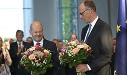 Almanya'da yeni dönem resmen başladı: Scholz görevini Merz'e devretti
