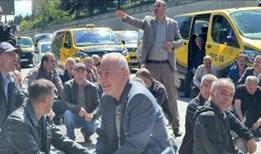 Taksiciler CHP İstanbul İl Başkanlığı önünde düdüklü protesto düzenledi: Hakkımızı İstiyoruz!