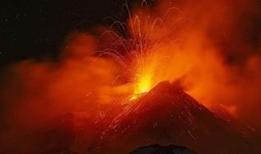 Etna Yanardağı kül ve lav püskürttü