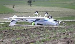 Tarlaya zorunlu iniş: Uçak ters döndü, pilot yaralı