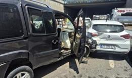 4 araçlı zincirleme kaza: 2'si çocuk çok sayıda yaralı var