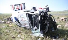 Ambulans şarampole devrildi!