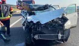 Balıkesir'de tıra arkadan çarpan otomobilde 2 ölü, 2 yaralı!