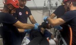 İzmir Kemalpaşa'da ağaçtan düşen çocuğa demir korkuluk saplandı