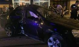 Kocaeli'de tramvay yolundaki direğe çarpan otomobildeki 2 kişi yaralandı