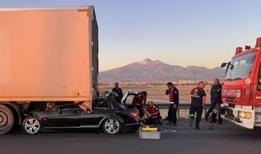 Tıra çarpan otomobilin sürücüsü hayatını kaybetti