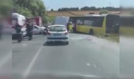 Arnavutköy'de İETT otobüsü ile otomobil kafa kafaya çarpıştı