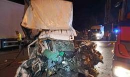 Samsun'da öldüren kaza: Kamyonet paramparça oldu
