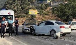Antalya'da 3 otomobilin çarpışması sonucu 7 kişi yaralandı