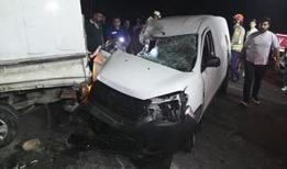 İstanbul'da hafif ticari araç kamyonete çarptı: 3 yaralı