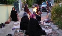 Sındırgı depreminden etkilenen mahalle sakinleri geceyi sokakta geçirdi