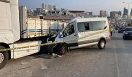 Öğrencileri taşıyan minibüs tıra çarptı: 2 ölü, 10 yaralı
