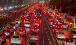 İstanbul'da trafik çilesi: Yoğunluk yüzde 80'e ulaştı, köprüler kilit
