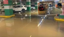 Kadıköy'de su borusu patladı! Vatandaşlar araçlarını kurtarmak için büyük çaba harcadı