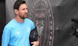 Lionel Messi imzayı atıyor