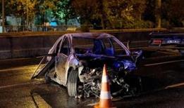 Esenler'de bariyere çarpan otomobildeki 5 kişi yaralandı