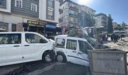 Freni patlayan kamyon ortalığı savaş alanına çevirdi