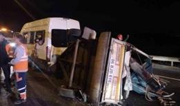 Beykoz'da minibüs devrildi