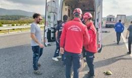 Balıkesir'de kamyonetin çarptığı otomobildeki 1 kişi öldü, 1 kişi yaralandı