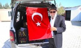 "Elmacı Dede" topladığı elmalarla depremzedelerin ağzını tatlandırdı
