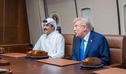 Trump, Doha'da yakıt molası sırasında Katar Emiri Al Sani ile görüştü