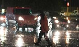 İstanbul'da sağanak kabusu: Trafik kilitlendi, yollar göle döndü