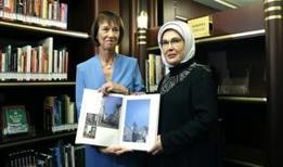 Emine Erdoğan, Charlotte Merz ile Cumhurbaşkanlığı Millet Kütüphanesi'ni ziyaret etti