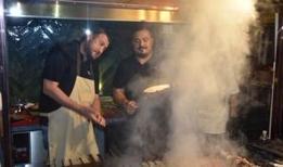 Kebap ateşi ünlüleri bir araya getirdi! Lansman gecesi çok konuşuldu