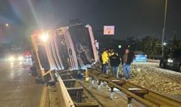 Kocaeli'de devrilen yonga yüklü tır trafiği aksattı