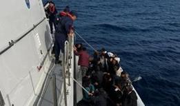 İzmir'in Seferihisar ilçesi açıklarında 64 düzensiz göçmen kurtarıldı