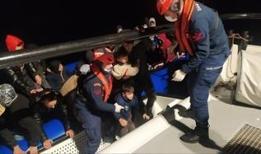 İzmir açıklarında yardım talebinde bulunan 34 göçmen kurtarıldı