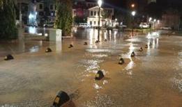 Ev ve iş yerleri sular altında kaldı! Çeşme'de sağanak sonrası sokaklar göle döndü