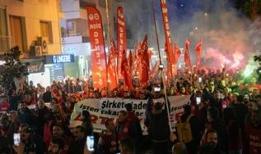 CHP'li belediyeye işçilerden tepki... Meşalelerle eylem yaptılar