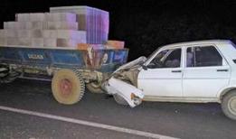 Uşak'ta traktörün römorkuna çarpan otomobildeki 3 kişi yaralandı