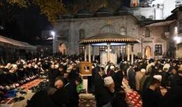 Eyüp Sultan Camisi'nde üç ayların başlaması dolayısıyla dua edildi