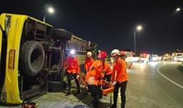 Endonezya'da yolcu otobüsü devrildi: 16 ölü