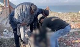 Gazze'de bir evin enkazından 25 Filistinlinin cenazesi çıkarıldı