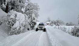 Kar yolları kapattı, paletli ambulans hastanın imdadına yetişti